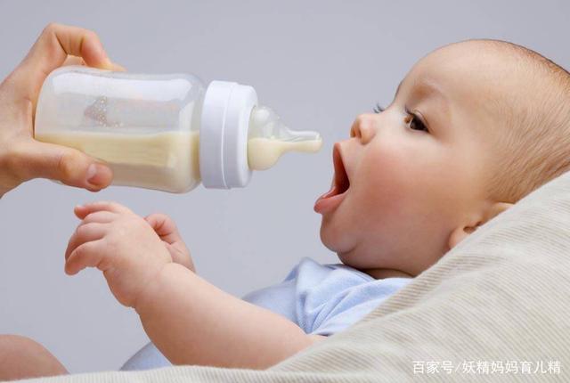 先放奶or先放水？给宝宝冲奶粉常见的5个误区，很多妈妈还在犯