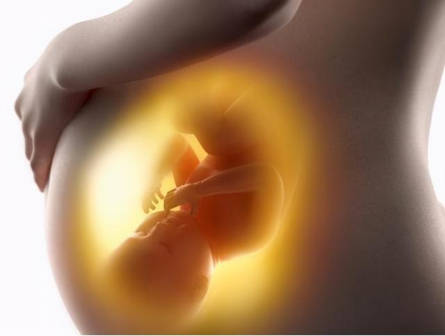 孕期满28周，胎宝开始练习“打嗝”，孕妈妈饮食上要避开这两类